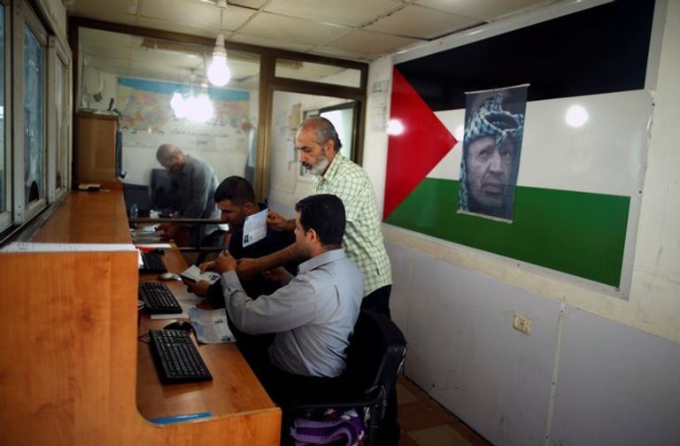 موظفو السلطة الفلسطينية خلال استلام المعابر احتفالات الفلسطينيين بالمصالحة بين فتح وحماس (رويترز)