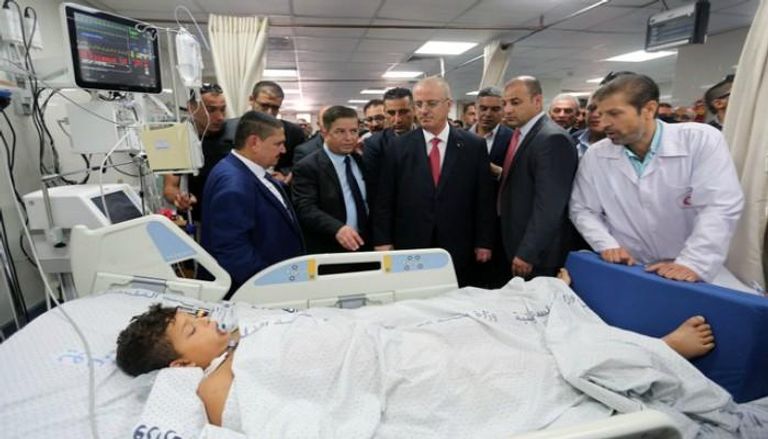 رئيس حكومة الوفاق الفلسطينية خلال زيارته مستشفى الشفاء بغزة