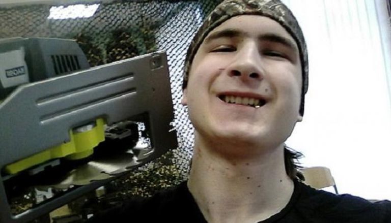 الطالب الروسي القاتل أندري إميليانيكوف قبيل انتحاره