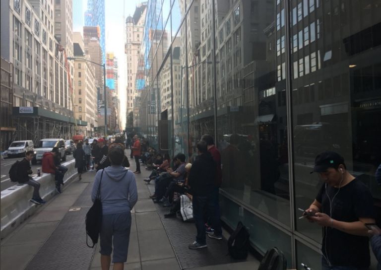 الآلاف حول العالم ينتظرون 