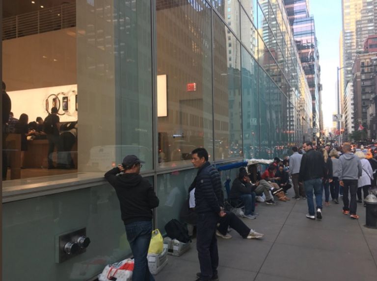 الآلاف حول العالم ينتظرون 