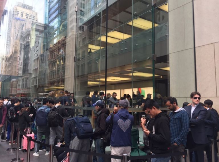 الآلاف حول العالم ينتظرون 