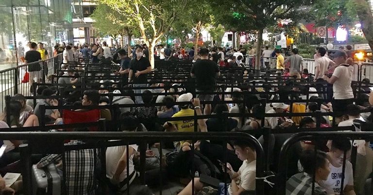 الآلاف حول العالم ينتظرون 