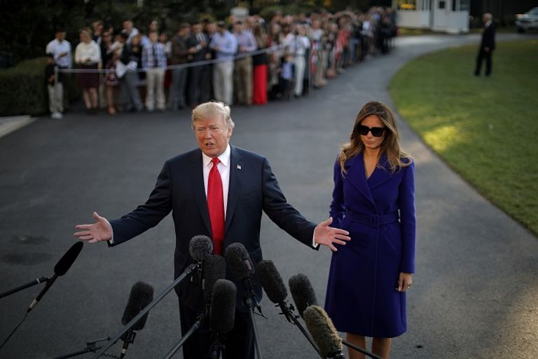ترامب يلوح للصحفيين قبل مغادرته واشنطن - رويترز