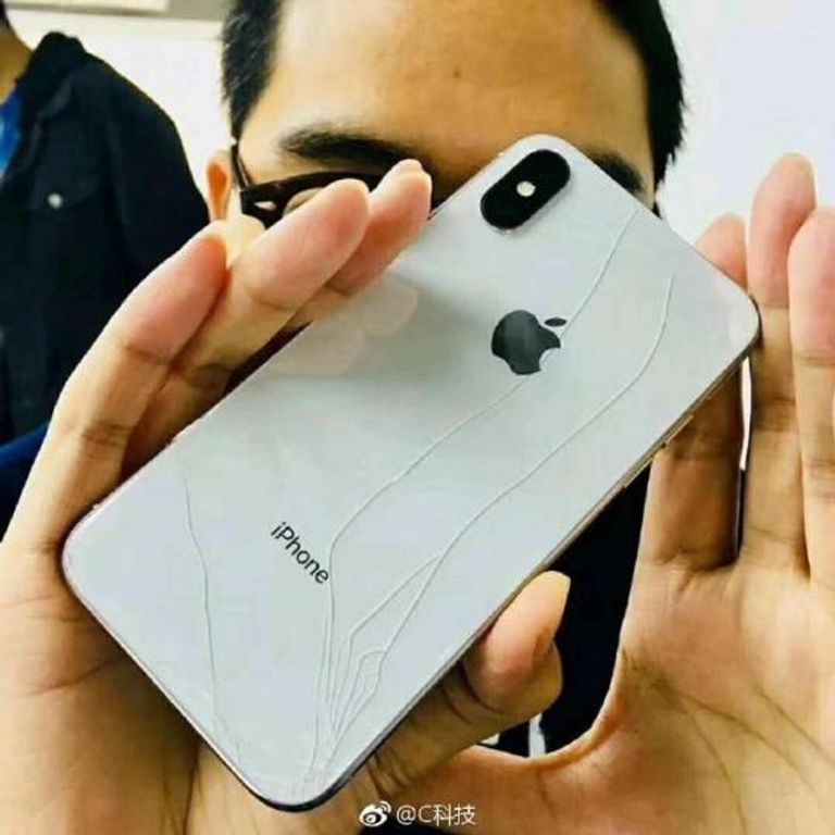 عملاء يحطمون "آيفون X" في أول أيام طرحه