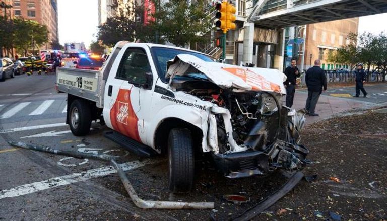 أمريكيون يرفعون لافتات تؤيد شعار ترامب 