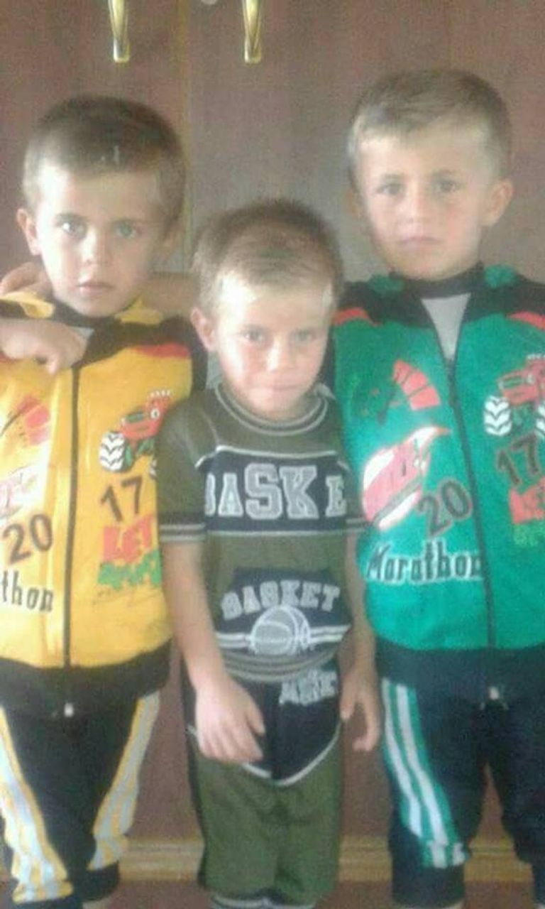 الرئيس التركي خلال زيارته الأطفال الثلاثة عند ولادتهم بمخيم للاجئين