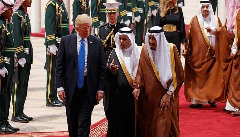 العاهل السعودي الملك سلمان بن عبد العزيز برفقة ترامب- أرشيفية