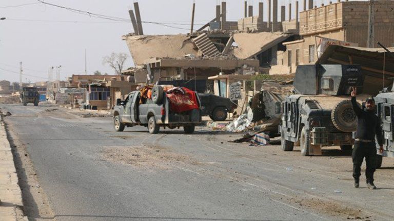 القوات العراقية ومليشيا الحشد الشعبي في المدينة