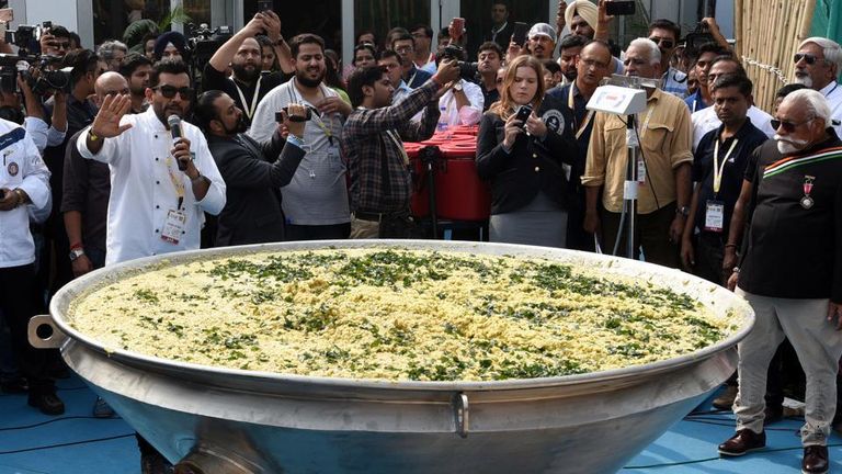 بالفيديو والصور.. الهند تدخل موسوعة جينيس "بطبق أرز"