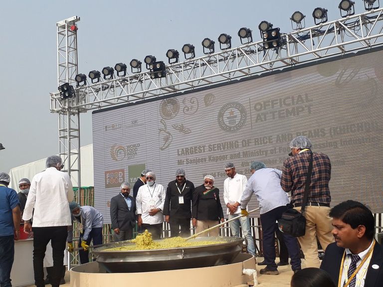 بالفيديو والصور.. الهند تدخل موسوعة جينيس "بطبق أرز"