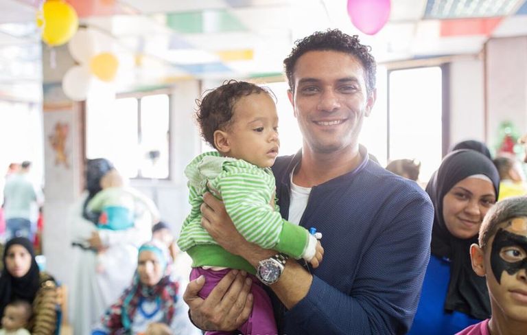 الفنان المصري آسر ياسين في إعلان مستشفى علاج سرطان الأطفال