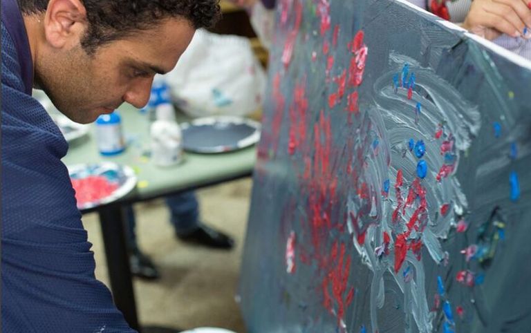 الفنان المصري آسر ياسين في إعلان مستشفى علاج سرطان الأطفال