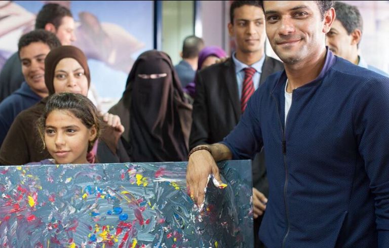 الفنان المصري آسر ياسين في إعلان مستشفى علاج سرطان الأطفال