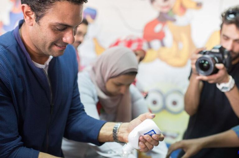 الفنان المصري آسر ياسين في إعلان مستشفى علاج سرطان الأطفال