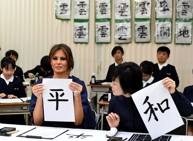 ميلانيا ترامب تتألق بالكحلي أثناء زيارتها لإحدى مدارس طوكيو