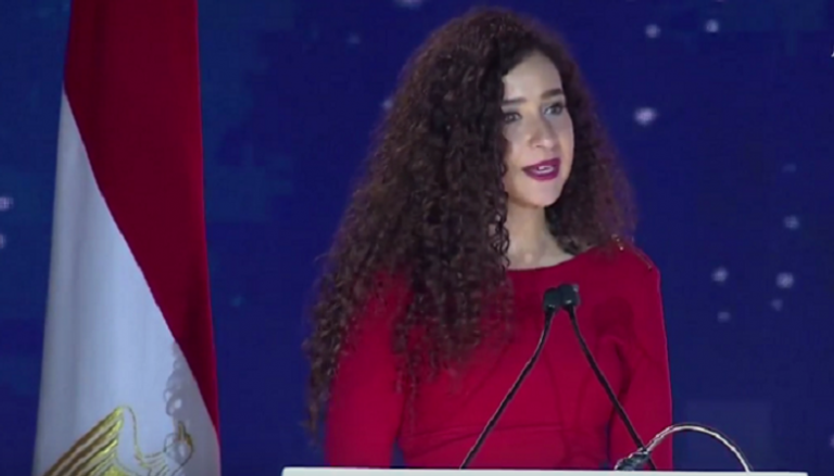 المصممة المصرية غادة والي خلال كلمتها في مؤتمر شباب العالم