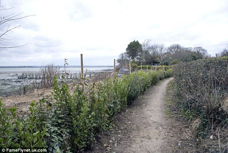 كيت وينسلت تدافع عن منزلها