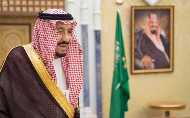 الملك سلمان برفقة وزيري الحرس الوطني والاقتصاد