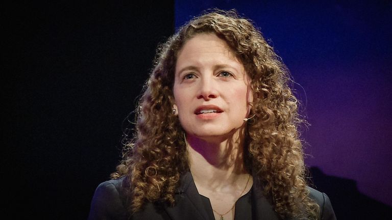 كتاب "فتواك لا تنطبق هنا" للكاتبة الجزائرية كريمة بنون