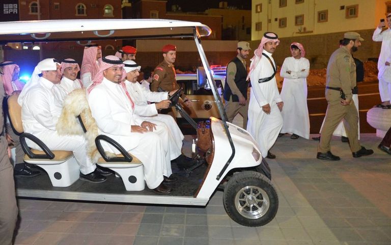 الأمير الراحل منصور بن مقرن أثناء افتتاحه مشروعا سابقا