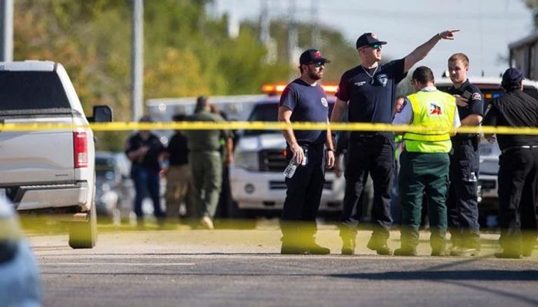 الشرطة الأمريكية أمام كنيسة تكساس التي شهدت المذبحة