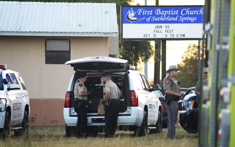 الشرطة الأمريكية أمام كنيسة تكساس التي شهدت المذبحة