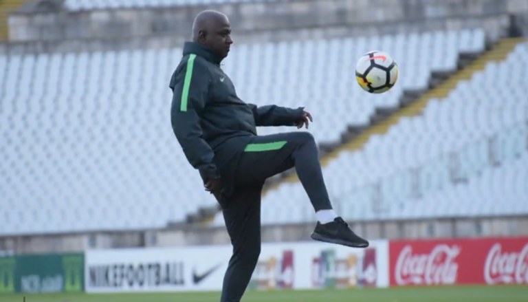 ماجد عبد الله يداعب الكرة