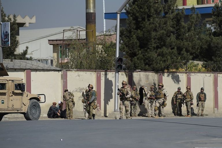 قوات الأمن الأفغانية تنتشر بموقع الحادث - رويترز