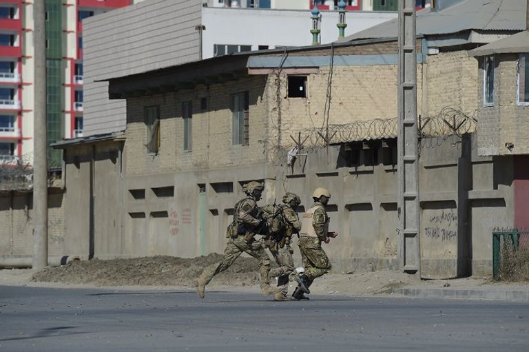 قوات الأمن الأفغانية تنتشر بموقع الحادث - رويترز