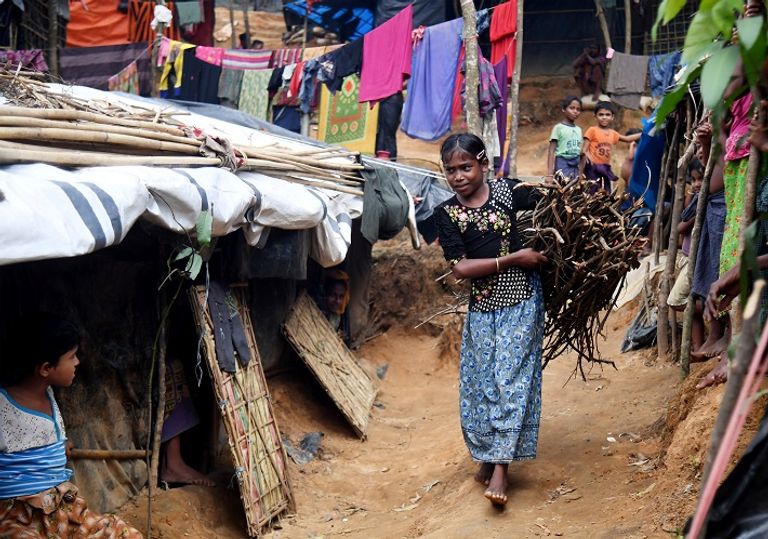 طفلة صغيرة من الروهينجا تعيل أسرتها