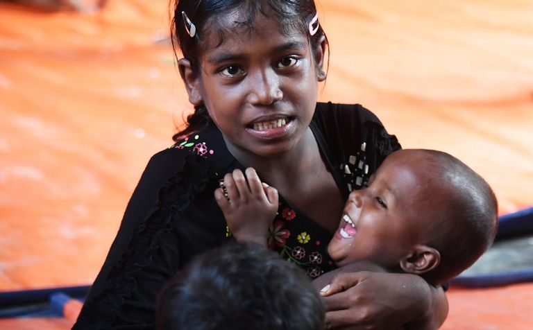 طفلة صغيرة من الروهينجا تعيل أسرتها