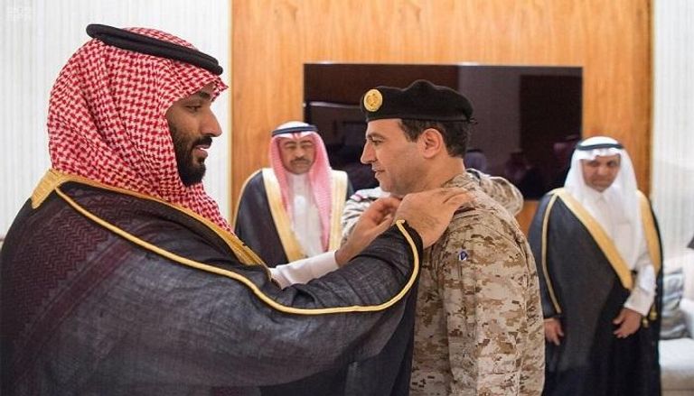 ولي العهد السعودي يقلد قائد القوات البحرية رتبته الجديدة