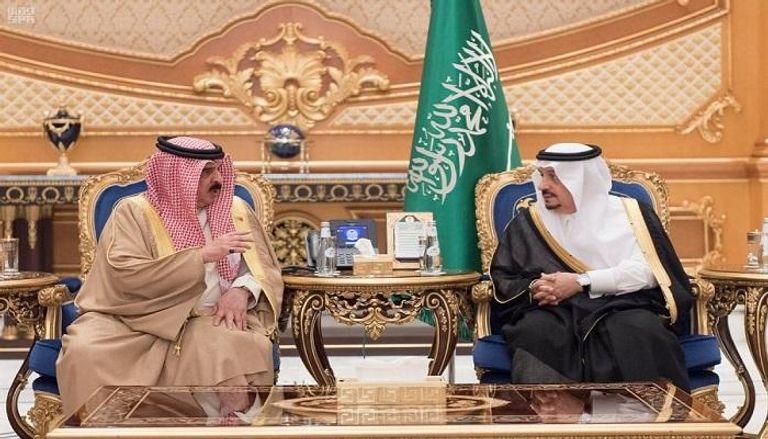 العاهل البحريني برفقة الأمير فيصل بن بندر بن عبد العزيز 