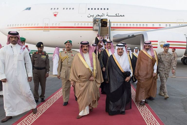 العاهل البحريني برفقة الأمير فيصل بن بندر بن عبد العزيز