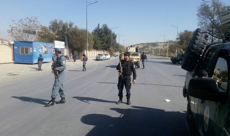 قوات الأمن الأفغانية تنتشر بموقع الحادث - رويترز