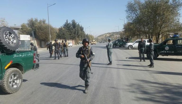 قوات الأمن الأفغانية تنتشر بموقع الحادث - رويترز