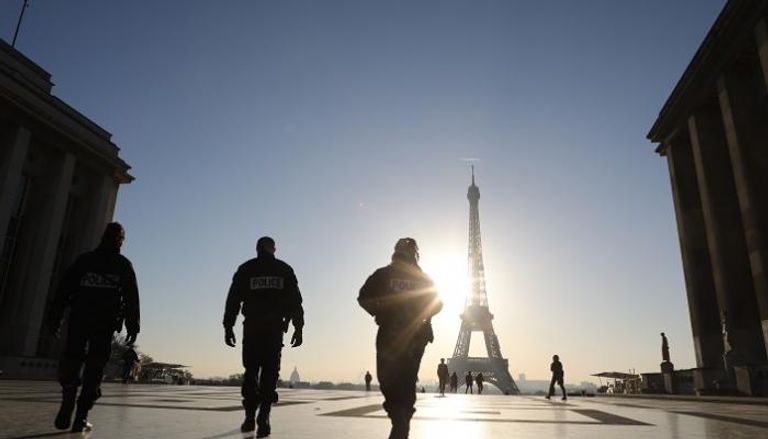 قوات الشرطة الفرنسية في ساحة برج إيفل بالعاصمة باريس - أ. ف. ب