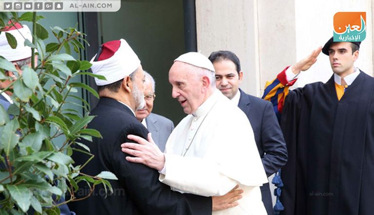 بابا الفاتيكان يودع شيخ الأزهر حتى سيارته