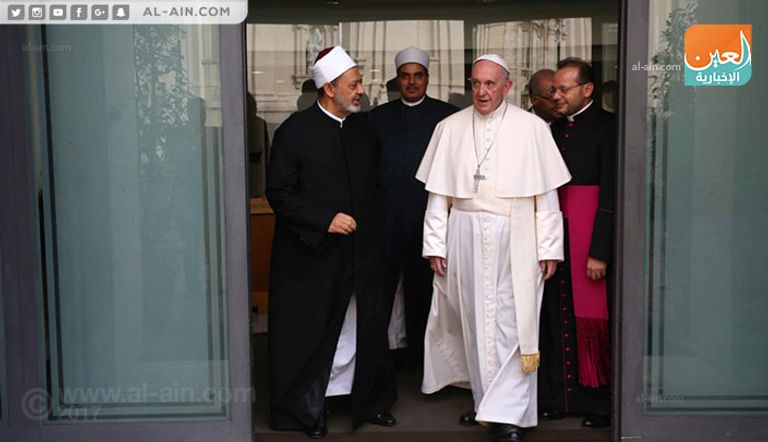 بابا الفاتيكان يودع شيخ الأزهر حتى سيارته