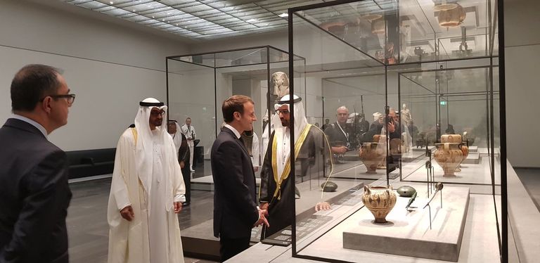 الشيخ محمد بن راشد والشيخ محمد بن زايد والرئيس الفرنسي وزوجته
