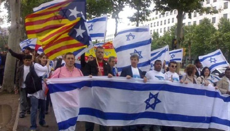 متظاهرون يرفعون أعلام كتالونيا وإسرائيل 