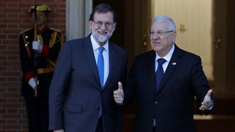 الملك الإسباني والرئيس الإسرائيلي متظاهرون يرفعون أعلام كتالونيا وإسرائيل