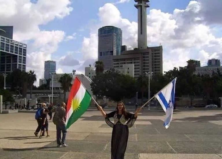 متظاهرون يرفعون أعلام كتالونيا وإسرائيل