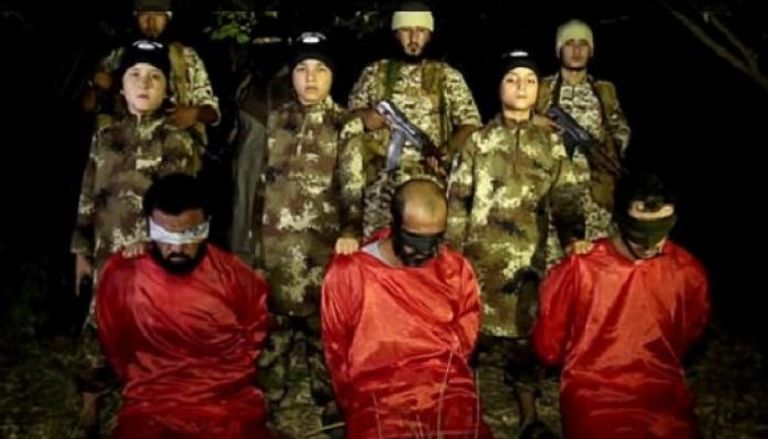 جانب من مقطع مصور  يظهر استغلال داعش للأطفال في تنفيذ عمليات إعدام