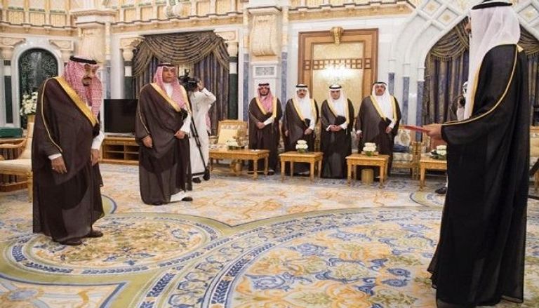 السفير الإماراتي في الرياض يقدم أوراق اعتماده للملك سلمان
