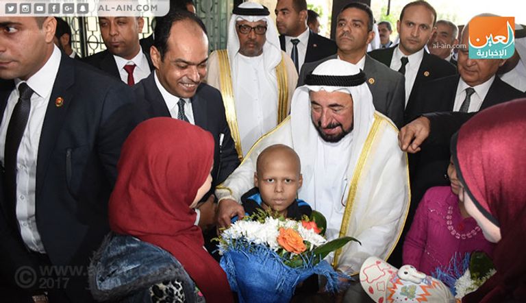 الشيخ سلطان القاسمي خلال زيارته لمعهد الأورام