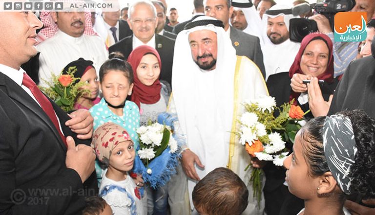 الشيخ سلطان القاسمي خلال زيارته لمعهد الأورام