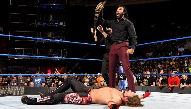 جيندر ماهال يرفع حزام بطولة WWE بعد أن دمر ستايلز