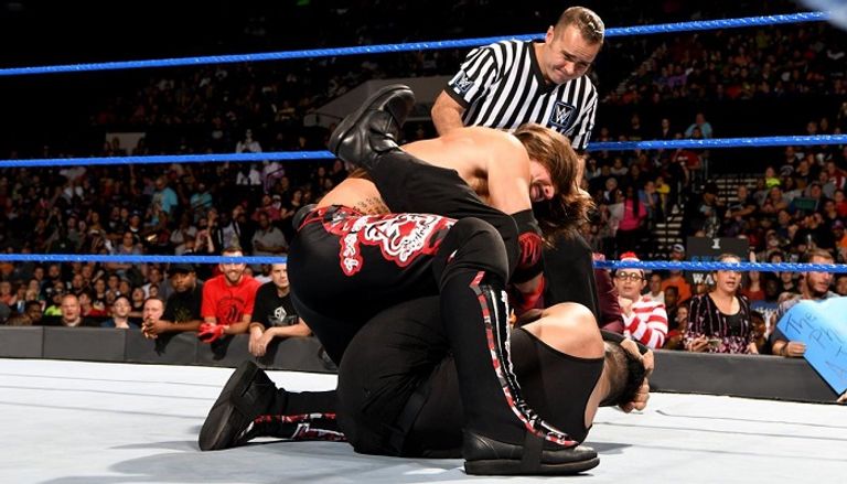 جيندر ماهال يرفع حزام بطولة WWE بعد تدمير ستايلز